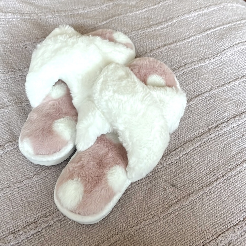 38-39 white fuzzy slippers